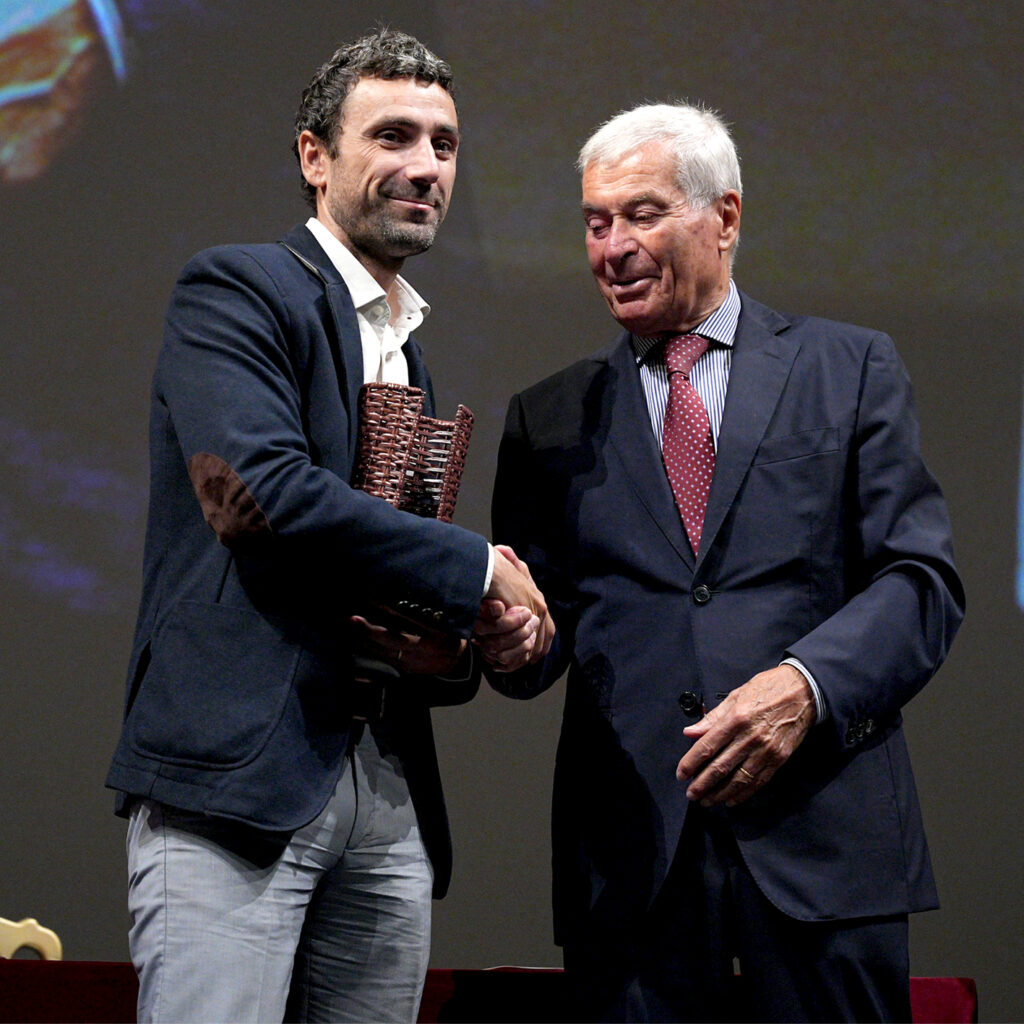 Ivan Calimani CEO e founder di Krill Design riceve il premio Valore e Impresa per i biopolimeri 100% biobased REKRILL®